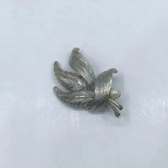 Vintage 1950s BSK Woolworth's Brooch Pin Silver Tone Leaves Feathers Faux Pearl - Picture 3 of 11
